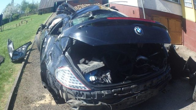 Kraupi BMW avarija: beteisė 19-metė ir jos draugė kelionę baigė smūgiu į namą