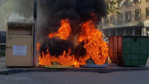 Sostinės centre kilo gaisras: atvira liepsna degė šiukšlių konteineriai