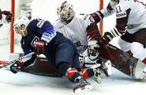 Latvijos ledo ritulininkai tik po pratęsimo pralaimėjo amerikiečiams