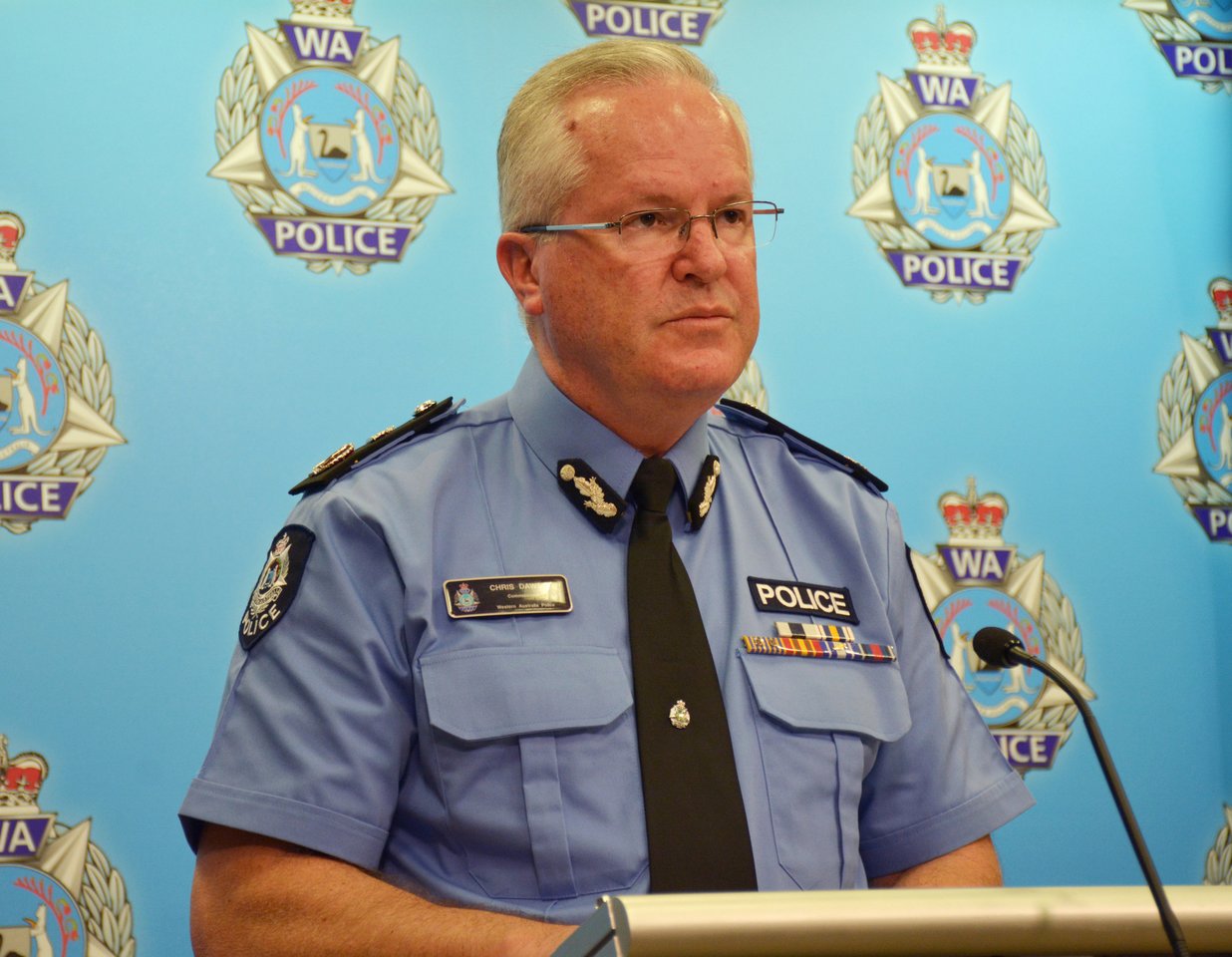  „Atrodo, kad esama šautinių žaizdų, bet nenoriu daugiau nieko sakyti, nes įvykio vietoje buvo aptikti du šaunamieji ginklai“, – sakė Vakarų Australijos valstijos policijos komisaras Chrisas Dawsonas.<br> Reuters/Scanpix nuotr.