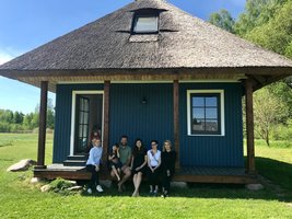 Indijoje nusipiešę svajonę, namą iš šiaudų pastatė Širvintų rajone 