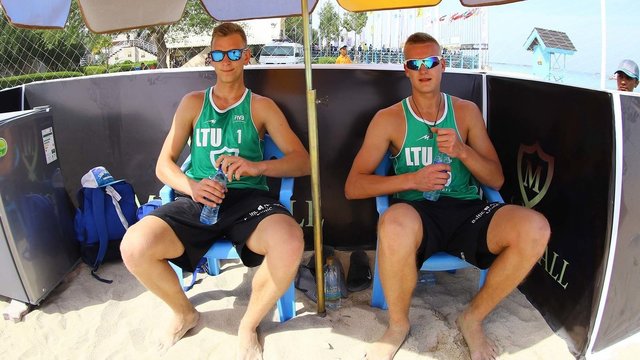 Lietuvos sportininkai stebina toliau – paplūdimio tinklininkai veržiasi į elitą