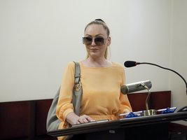 Gražuoles lietuves arabų šeichams vežusi modelių agentūros vadovė teisme pozavo  