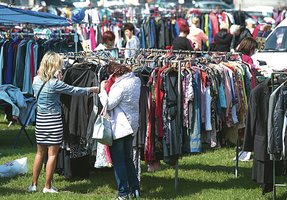 Į tokias prekyvietes daug kas skuba: lietpaltis, batai, suknelė – po 5 eurus