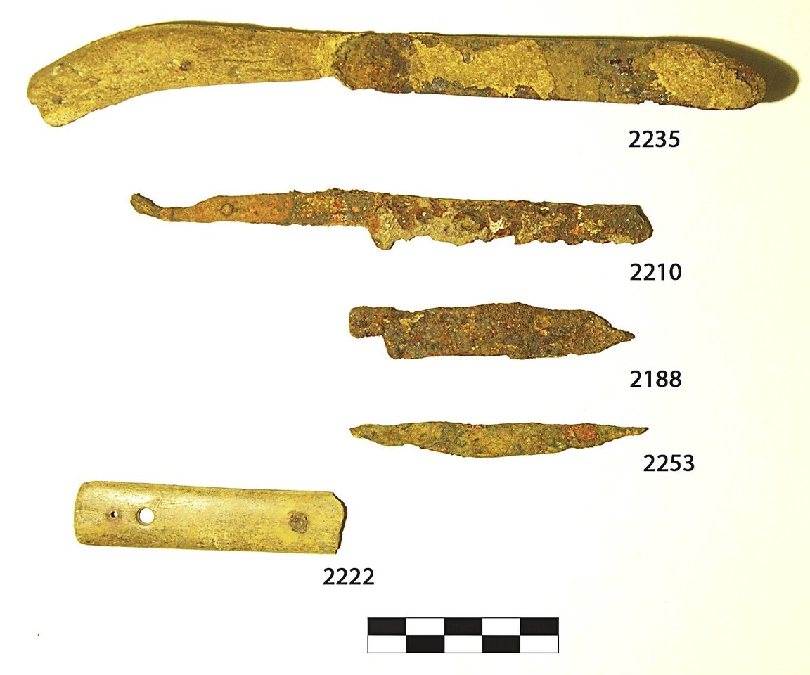 Kasinėjant Radvilų rūmų griuvėsius rasta daug įvairių LDK laikų namų apyvokos daiktų – peilių, raktų, pypkių.