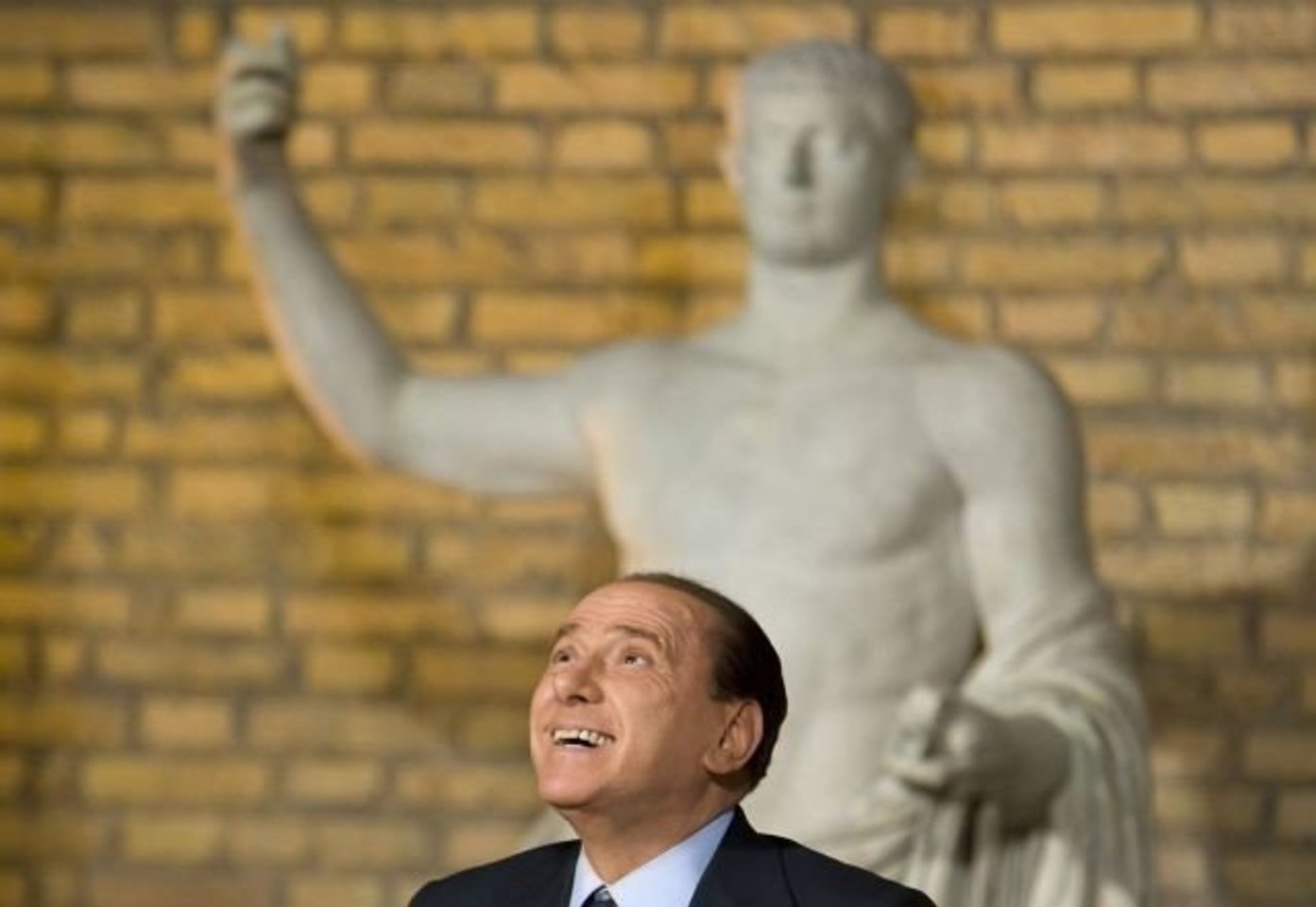 Italijos opozicija nesugebėjo susilpninti S.Berlusconi padėties netgi siaučiant pasauliniam ekonomikos nuosmukiui.<br>Reuters/Scanpix nuotr.