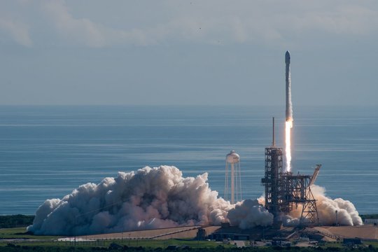 „SpaceX“ paleido naujausio ir galingiausio modelio raketą „Falcon 9“