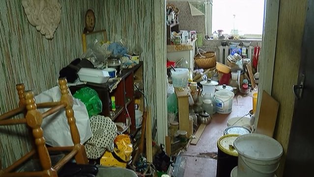Jonavos gyventojai neviltyje: 20 metų kenčia butą šiukšlynu pavertusį kaimyną