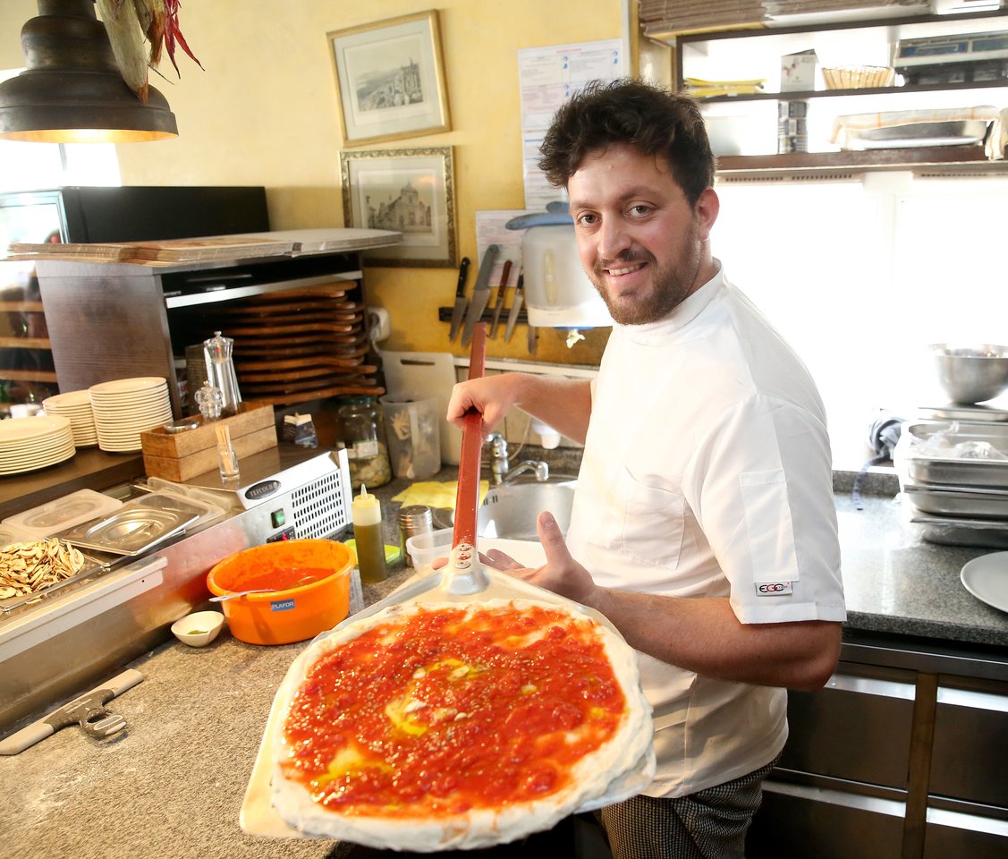 Ekspertas V.Esposito iš Neapolio vertino Užupio picerijos, kuriai vadovauja F.Meschino, meistriškumą.<br>R.Danisevičiaus nuotr.
