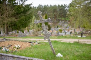 Bylą dėl antkapių sovietų kariams nutraukęs paveldosaugininkas nubaustas pagrįstai