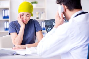 Nuo sumišimo iki baimės: kaip padėti sergančiajam vėžiu