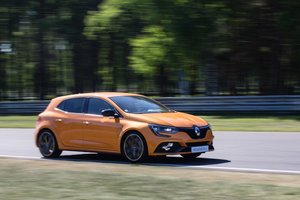 Pirmoji pažintis su naujuoju „Renault Megane R.S.“: iš vaikų darželio – tiesiai į trasą