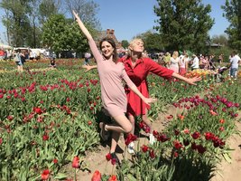 Tulpių žydėjimo šventėje svečiai sulaukė netikėto žinomų aktorių desanto