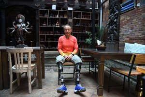 Į Everestą įkopė alpinistas amputuotomis kojomis