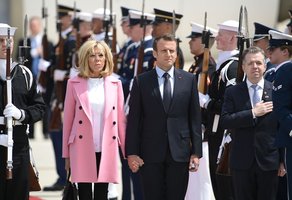 65-erių Brigitte Macron sulaužė nusistovėjusias pirmosios ponios taisykles