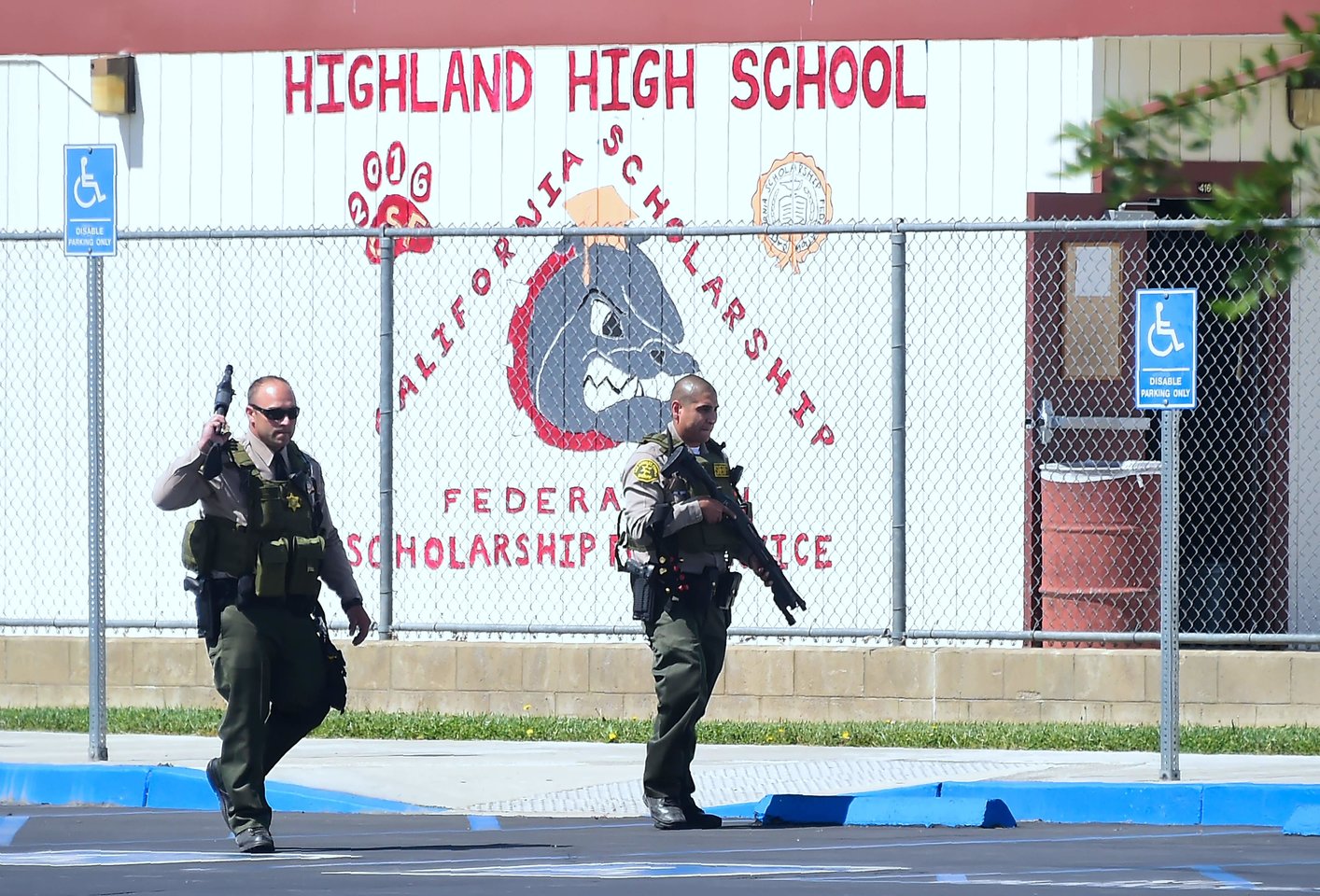  JAV Aliaskos valstijoje šalia atokios kaimo vietovės mokyklos peiliu ginkluotas jaunuolis svaidydamasis grasinimais mėgino įsiveržti į pastatą ir subadė du žmones, pirmadienį pranešė pareigūnai.<br> AFP/Scanpix nuotr.