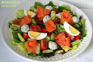 Superinės salotos su lašiša ir fetos sūriu