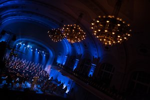 „Open to the World“ koncerte karaliaus į kino teatrų sales nukelianti muzika