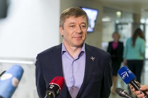 R. Karbauskis ginasi nuo prezidentės kritikos – keli šimtai melžėjų valstybės užvaldyti negali