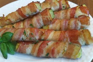 Cukinijų suktinukai su šonine pasiteisino 100 proc. – nuo stalo dingo pirmieji