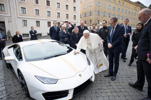 Popiežius Pranciškus už neįtikėtiną pinigų sumą pardavė savo „Lamborghini“