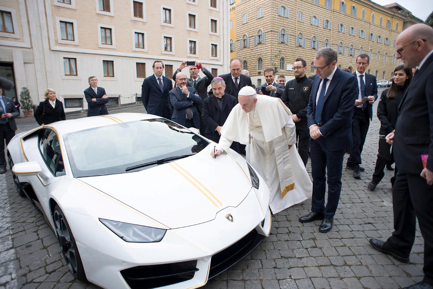 Už superautomobilį gautus pinigus popiežius Pranciškus skirs labdarai.<br>Reuters/Scanpix nuotr.