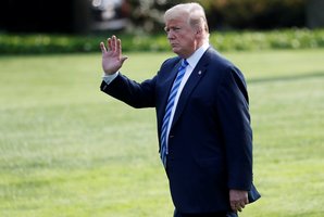 D. Trumpas pareiškė, kad jo reitingai auga nepaisant kaltinimų sąmokslu su Rusija