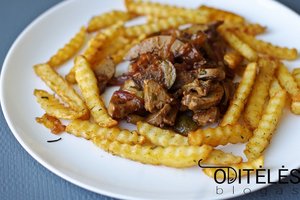 Su marinuotais agurkais ir svogūnais troškintos kepenėlės – skonis pranoksta lūkesčius