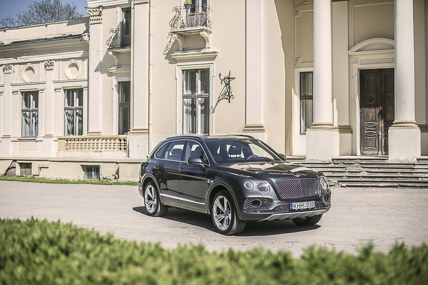 „Bentley“ salone Vilniuje jau galima apžiūrėti „Bentayga“ visureigį su V8 tipo varikliu.<br>Gamintojo nuotr.