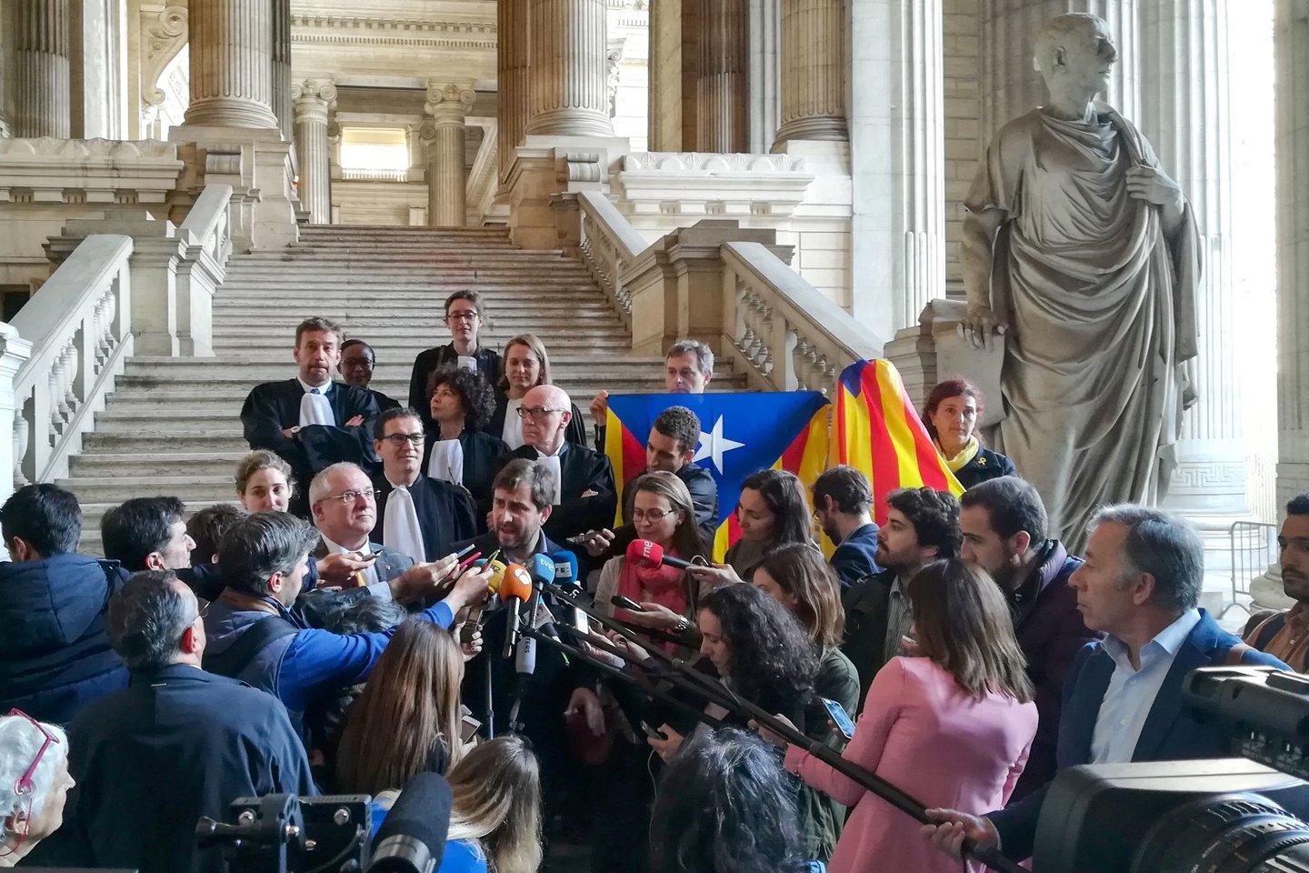  Vienas Belgijos teisėjas trečiadienį atmetė Madrido prašymą išduoti tris buvusius Katalonijos ministrus dėl jų vaidmens kontroversiškoje kampanijoje už šio Ispanijos regiono nepriklausomybę, informavo teismas.<br> AFP/Scanpix nuotr.