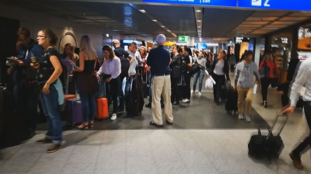 Lietuvė užfiksavo chaosą Frankfurto oro uoste: dėl oro linijų streiko – nerimas ir milžiniškos eilės
