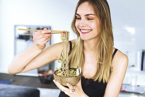 Mėgstantiems skaniai pavalgyti – manekenės patarimai ir receptai