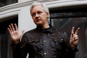 Ekvadoras šnipinėjo savo paties ambasadoje priglaustą Assange'ą