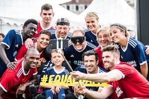 Futbolą žaidžianti močiutė iš Marijampolės – tarp futbolo žvaigždžių