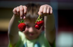 Pamačiusi, kas daroma turguje su braškėmis, moteris įsiuto