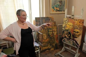 Žinoma tapytoja naujausių kūrinių parodą papildė vyro ir trijų vaikų darbais