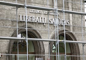 Liberalų lipdinys gali virsti tik šukių krūva