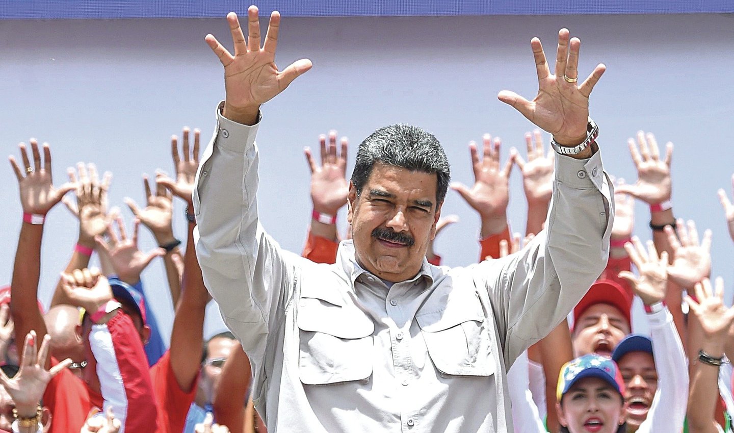 Sekmadienį Venesueloje vyks prezidento rinkimai, kuriuose pergalė žadama N.Maduro (nuotr.).<br>AFP/„Scanpix“ nuotr.