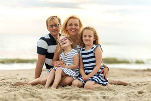 Gyvūnų bijanti „Lietuvos ryto“ TV reporterė Kristina Karlonė glostė meškas