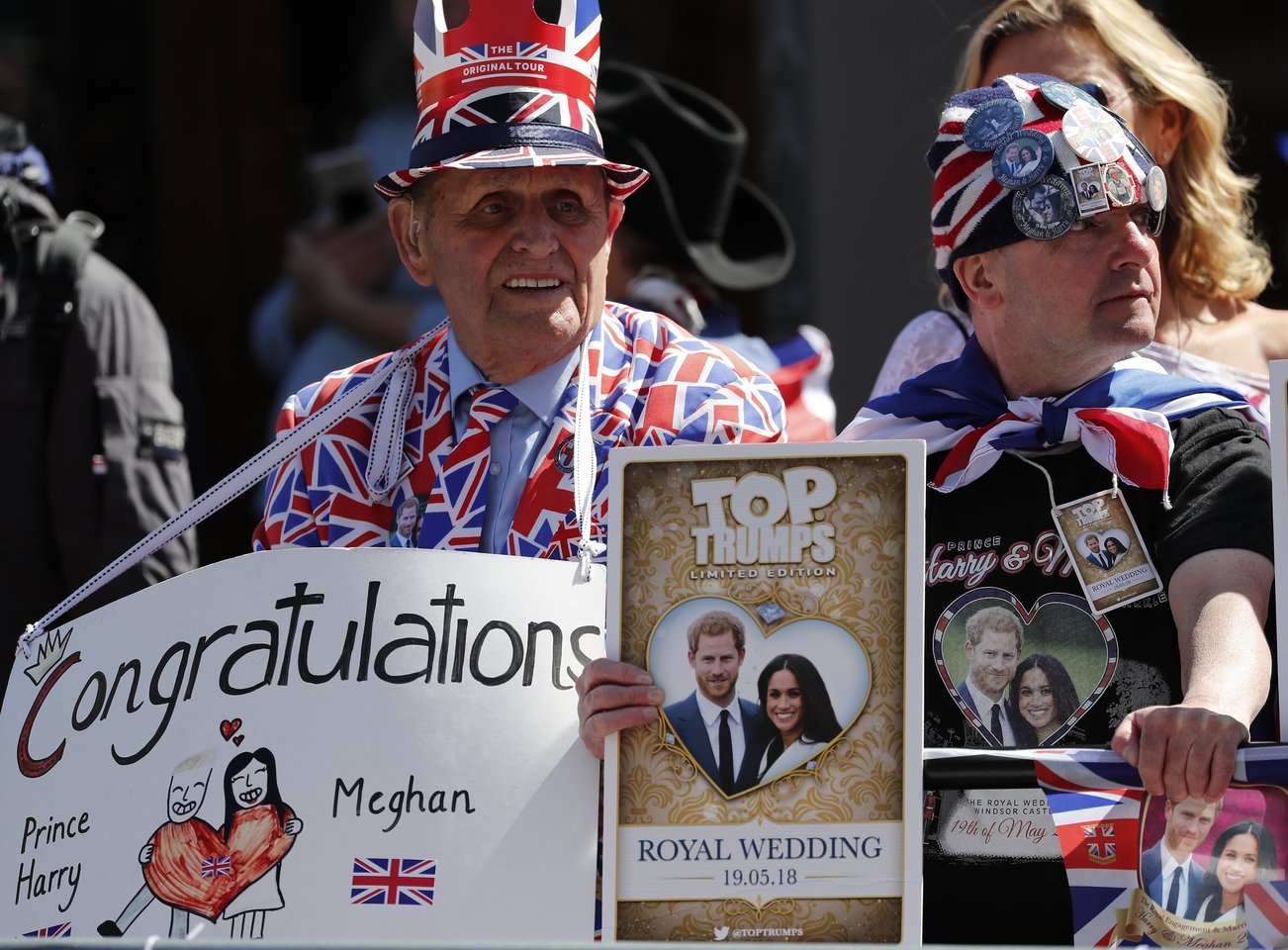 Ištikimiausi gerbėjai jau dabar užsiėmę geriausias vietas, kad iš arti pamatytų Harry ir Meghan. Jų vestuvėms ruošiasi visa šalis. <br>AP nuotr.