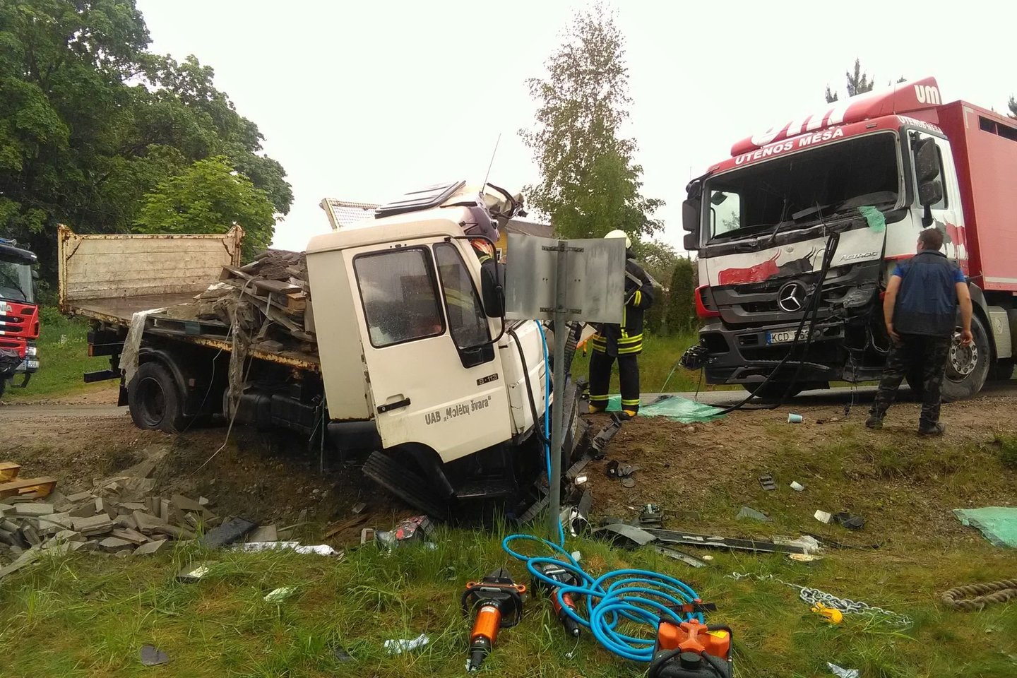 Antradienio rytą Molėtų rajone susidūrus dviem sunkvežimiams žuvo vieno jų vairuotojas.<br>Utenos apskrities VPK nuotr.