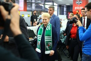 Nuo skandalų trumpam pabėgusi Lietuvos prezidentė davė užuominą „Žalgiriui“ 