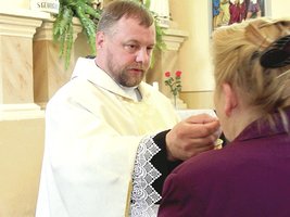 Vyskupui atsivėręs kunigas turės išsikraustyti iš klebonijos