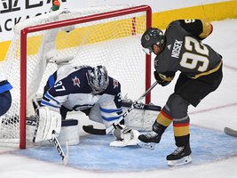 NHL debiutantai „Golden Knights“ ledo ritulininkai – per žingsnį nuo finalo