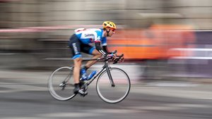 Dviratininkas Ramūnas Navardauskas rengiasi lenktynėms Prancūzijoje