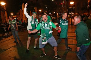 Kas tai, jeigu ne meilė? Belgrado barus naktį užplūdę „Žalgirio“ sirgaliai jau užsimiršo