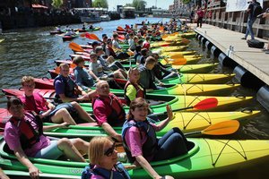 Klaipėdoje vandens festivalio dalyviai upę užklojo dar neregėta trispalve