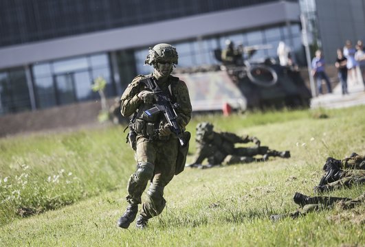 Lietuvos kariai alytiškiams pademonstravo parodomąją priešo šturmo operaciją