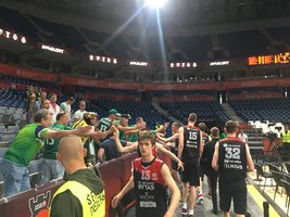 Belgrade – tikra lietuvių vienybė: „Žalgirio“ sirgaliai sveikino „Lietuvos ryto“ jaunimą