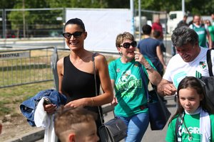 Šaro žmona Anna Belgrade – tarsi karalienė: sirgaliai sveikino ir visą šeimą